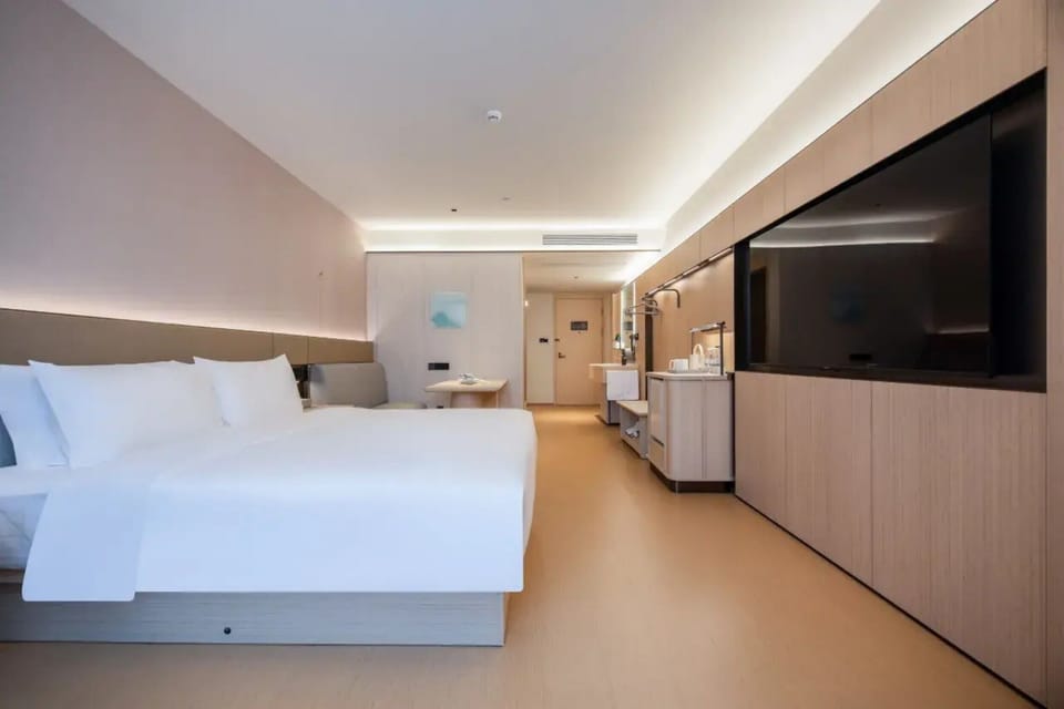 Business Double Room, City View | Minibar (some free items), desk, laptop workspace, WiFi (free)