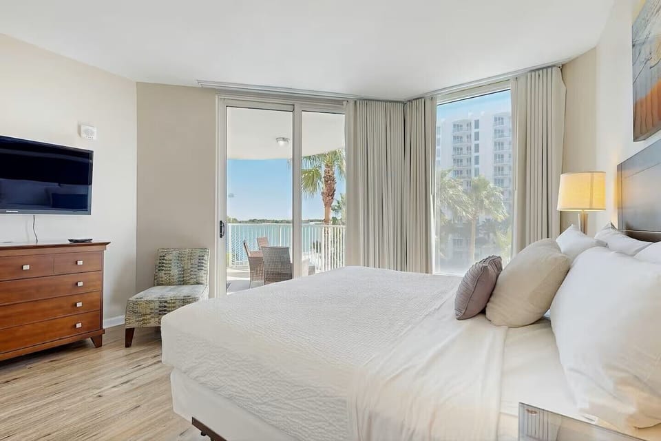 Wake up to sunshine, palm trees, and sparkling water views from this serene king