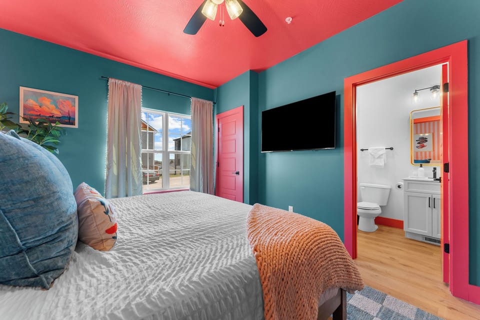 Your private retreat at Color Haus: King bed, private bath, top-tier comfort. ✨📍