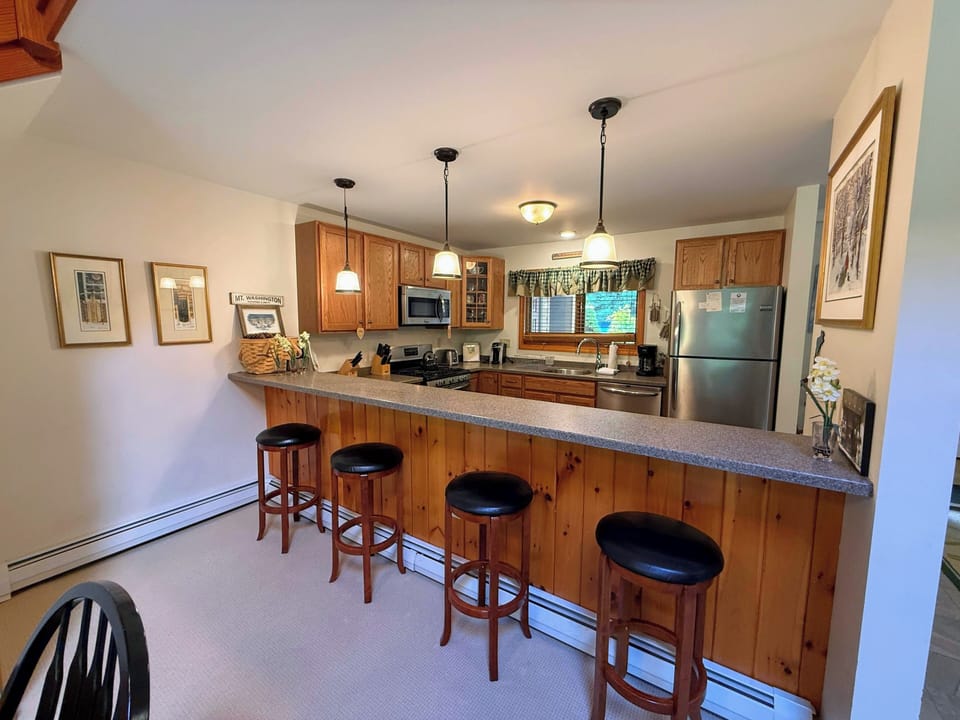 Breakfast Bar with 4 stools