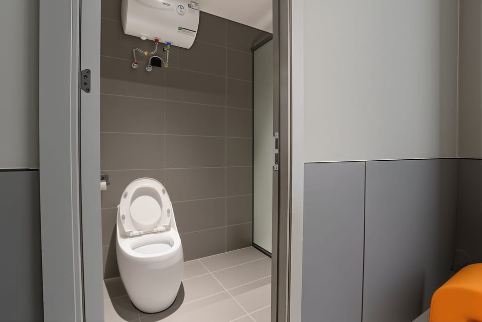 Luxury Twin Room, City View | Bathroom | Shower, rainfall showerhead, free toiletries, hair dryer