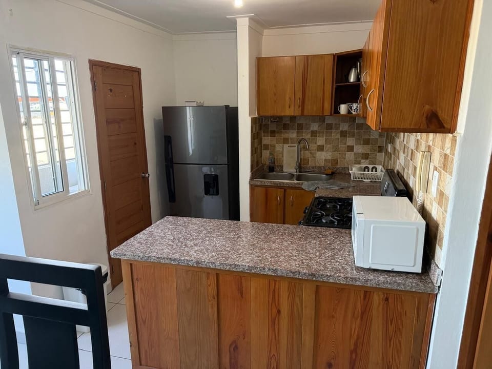 Full-size fridge, microwave, oven, stovetop