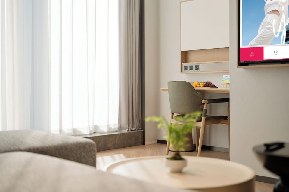 Basic Suite, City View | Interior