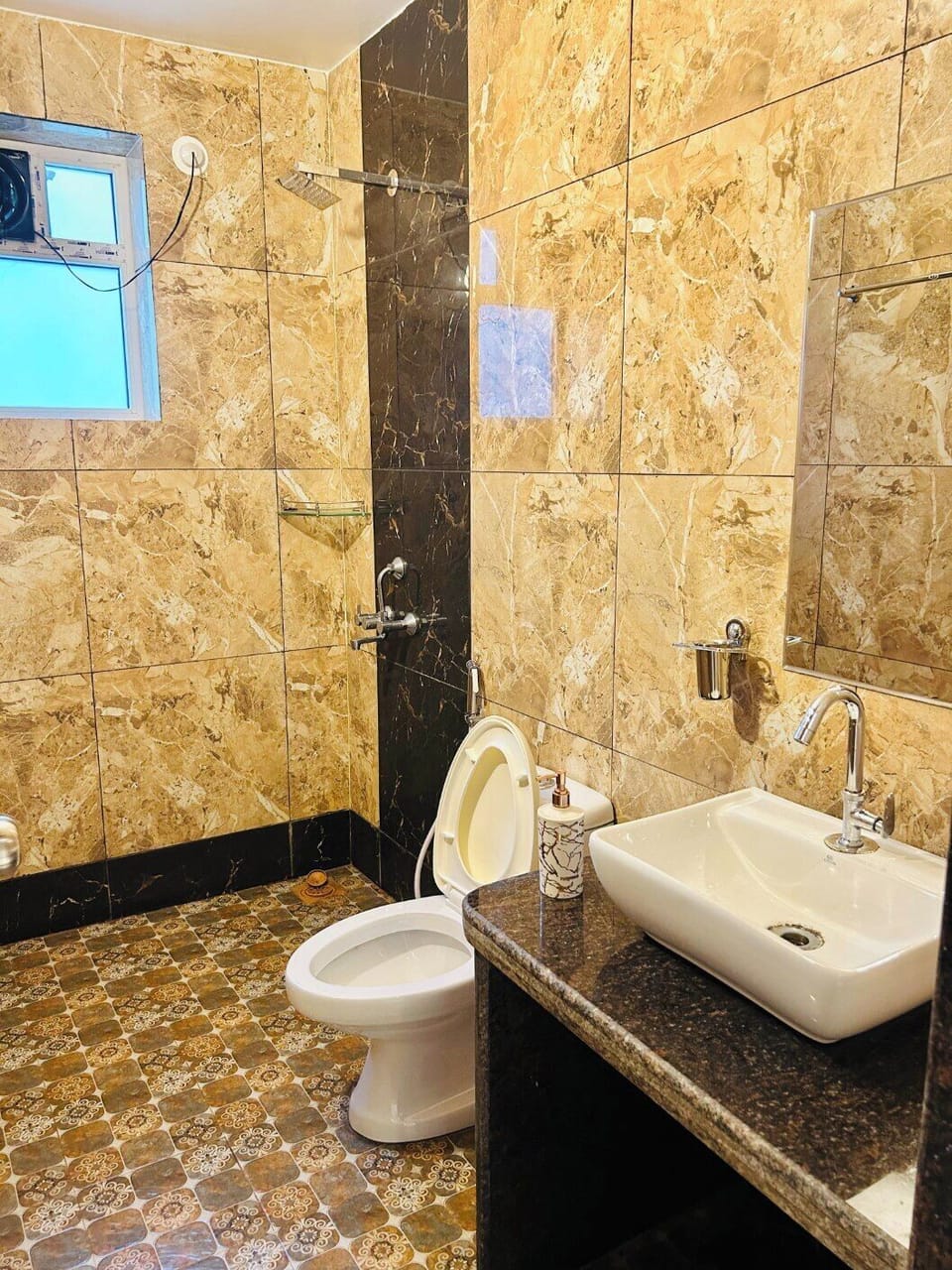 Luxury Suite | Bathroom | Shower, towels, soap, toilet paper