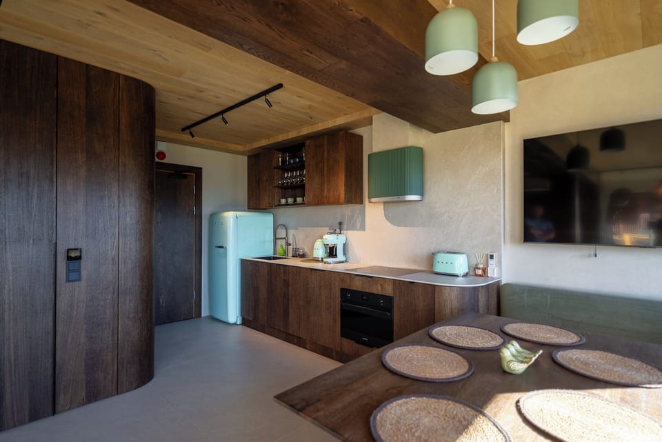 Luxury Apartment, Air conditioning, Mountain View | Private kitchen