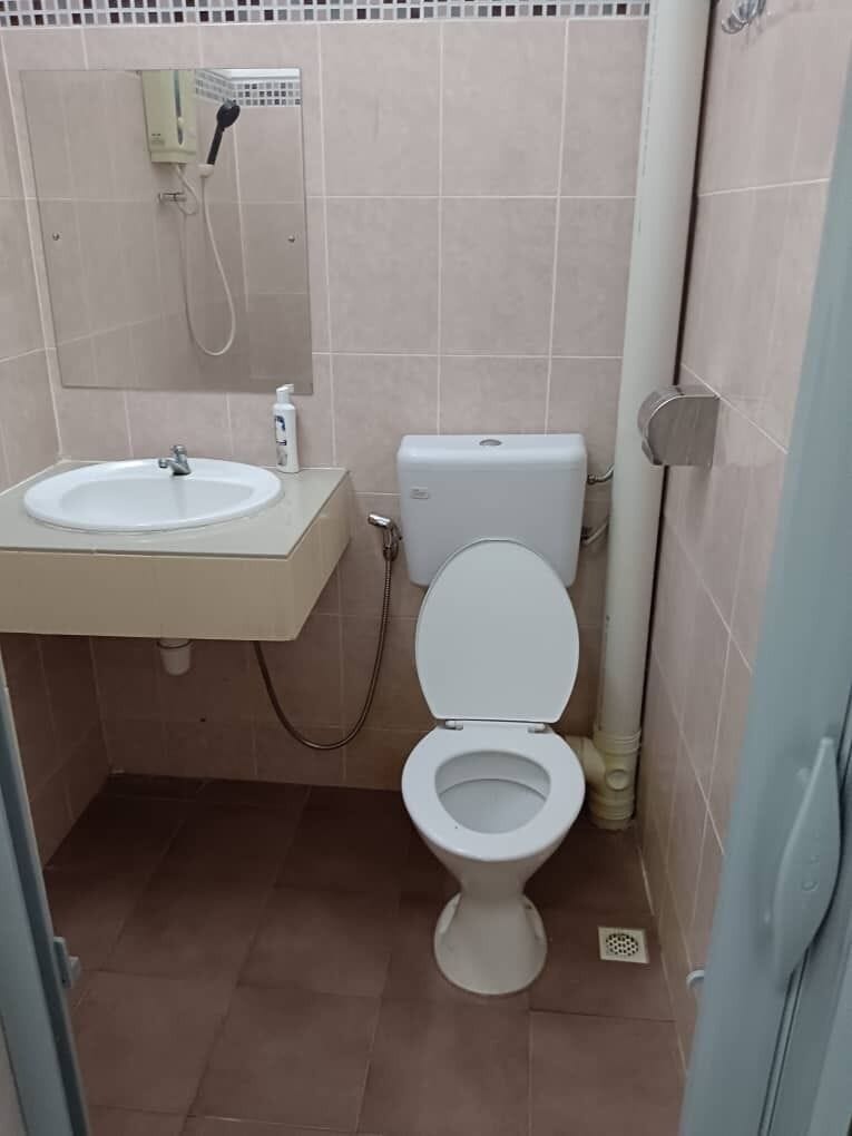 Basic Double Room, Balcony, City View | Bathroom | Towels, shampoo, toilet paper