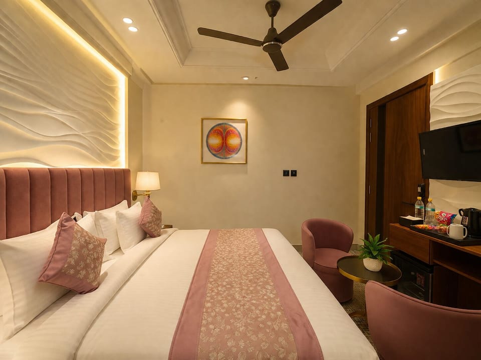 Deluxe Double Room | Desk