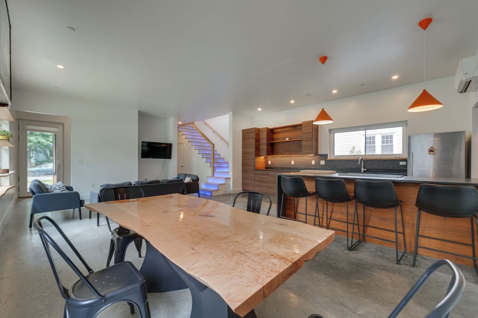 Kitchen & Dining Area