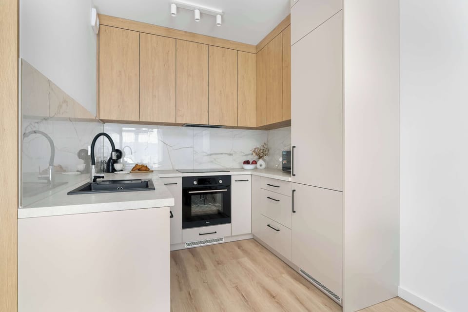 Functional kitchenette featuring integrated appliances and contemporary finishes.