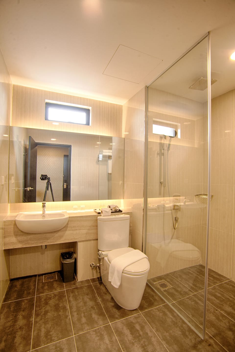 Shower, rainfall showerhead, free toiletries, hair dryer