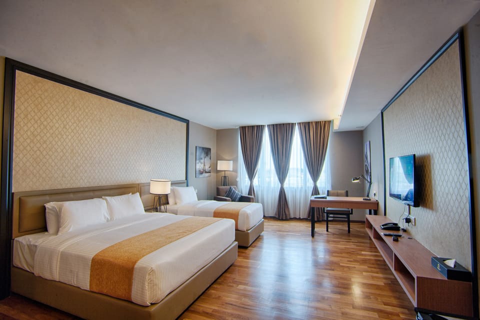 Deluxe Triple Room | In-room safe, desk, soundproofing, iron/ironing board (on request)