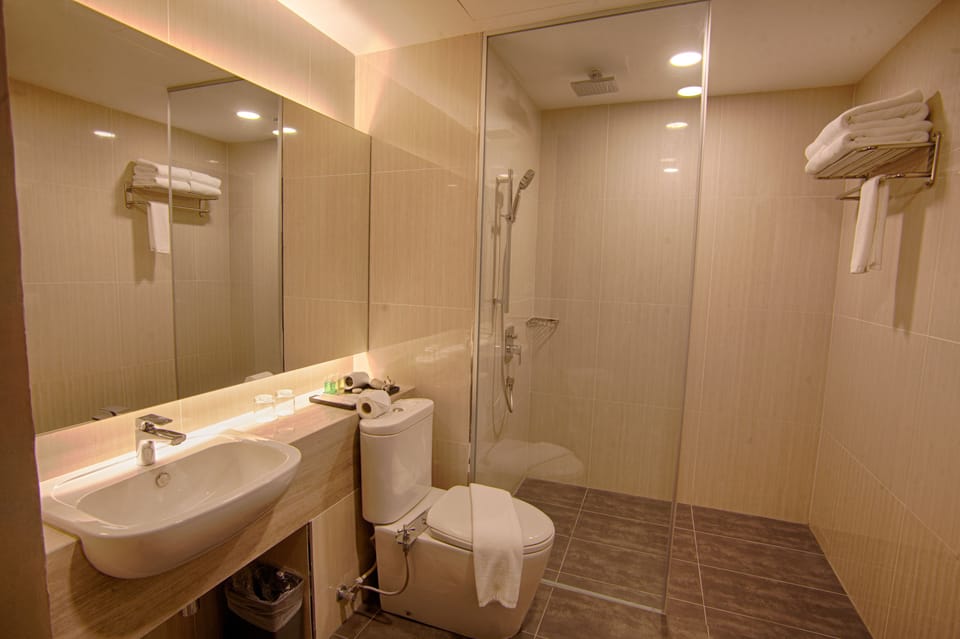 Shower, rainfall showerhead, free toiletries, hair dryer