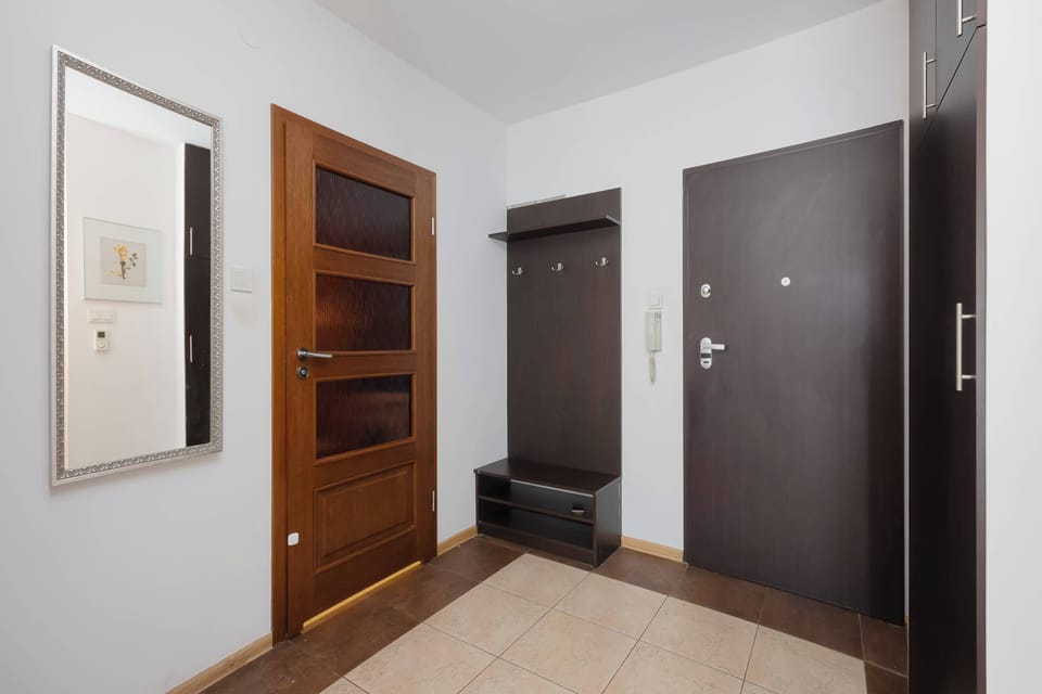 Entrance hall with wardrobe and apartment entrance.