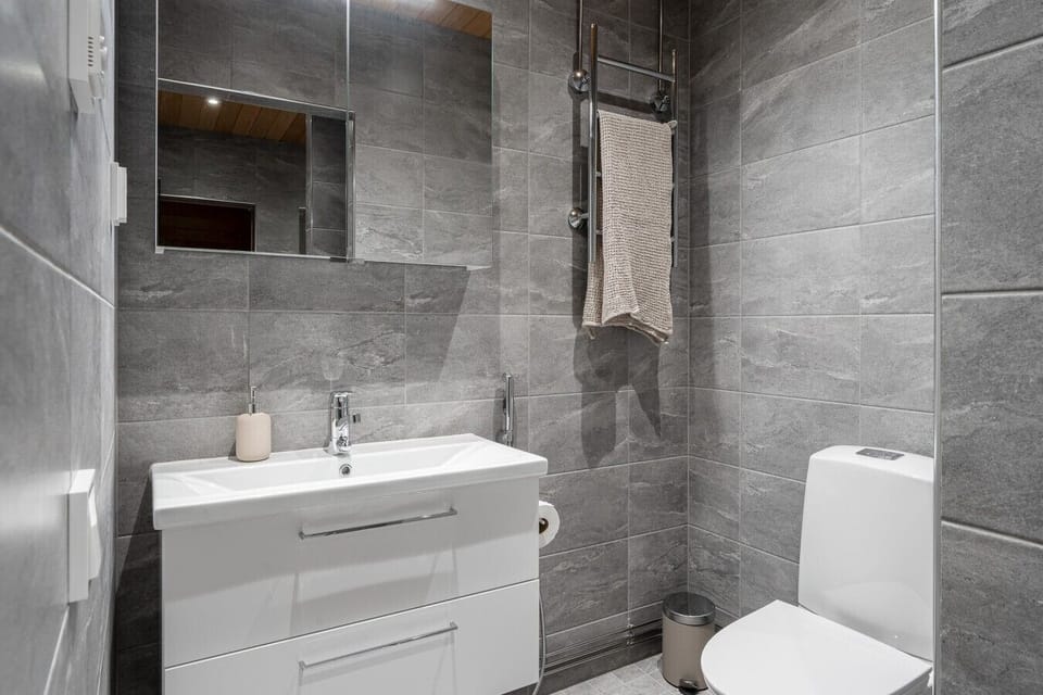 Enjoy the convenience of a modern bathroom equipped with fresh towels and a heated floor for extra comfort.
