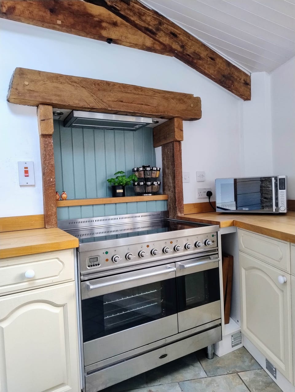 Fully equipped Kitchen - Herbs, Olive Oil, Balsamic Vinegar, Salt & Pepper