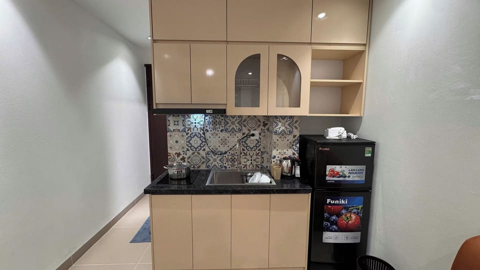 Standard Room, City View | Private kitchen | Fridge, stovetop, cookware/dishes/utensils