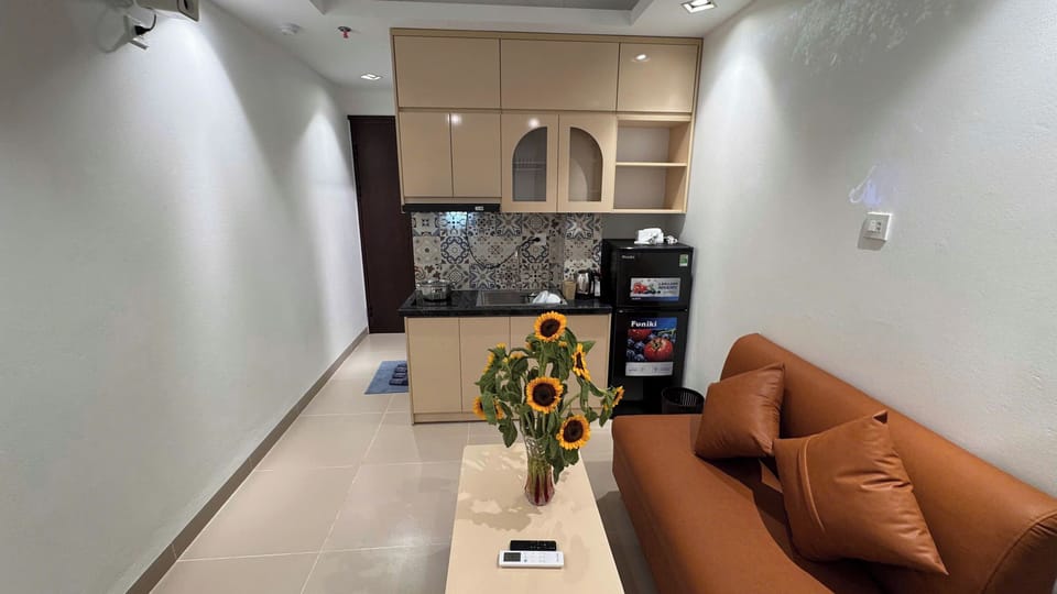 Standard Room, City View | Living area