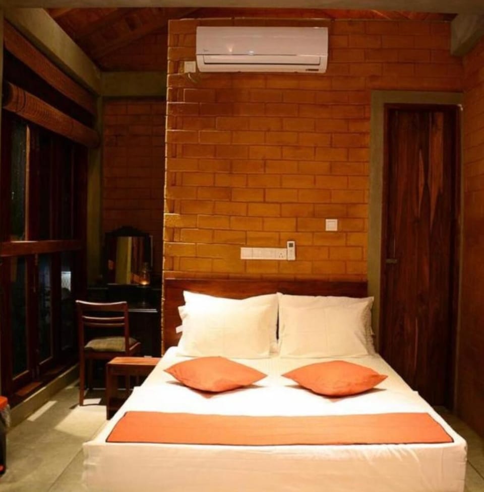 Deluxe Double Room | Desk, laptop workspace, iron/ironing board, WiFi (free)