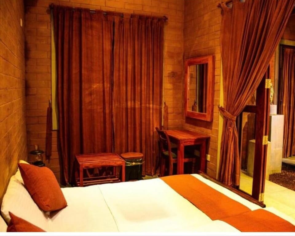 Deluxe Double Room | Desk, laptop workspace, iron/ironing board, WiFi (free)