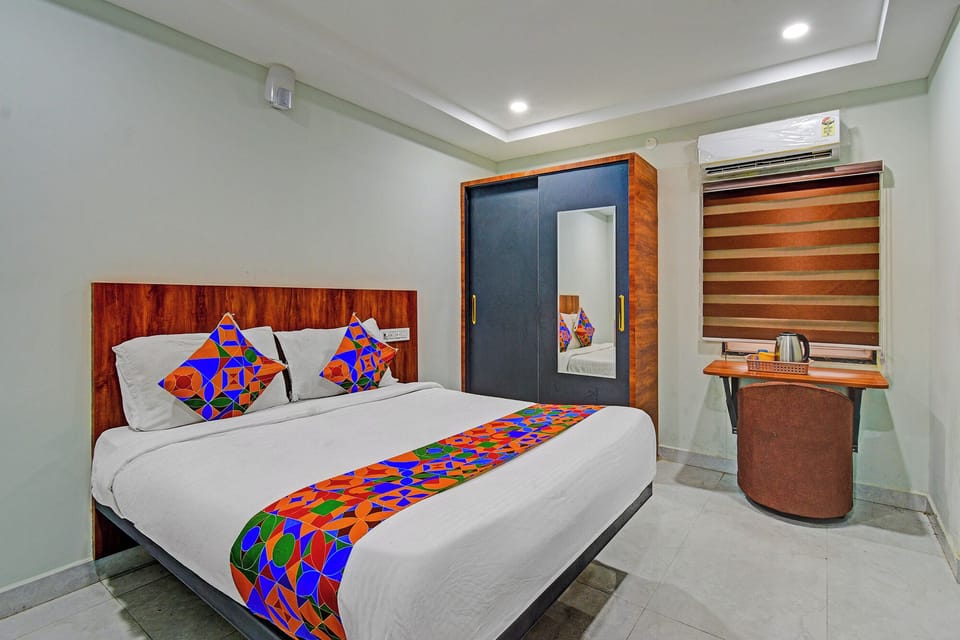 Egyptian cotton sheets, premium bedding, in-room safe, desk