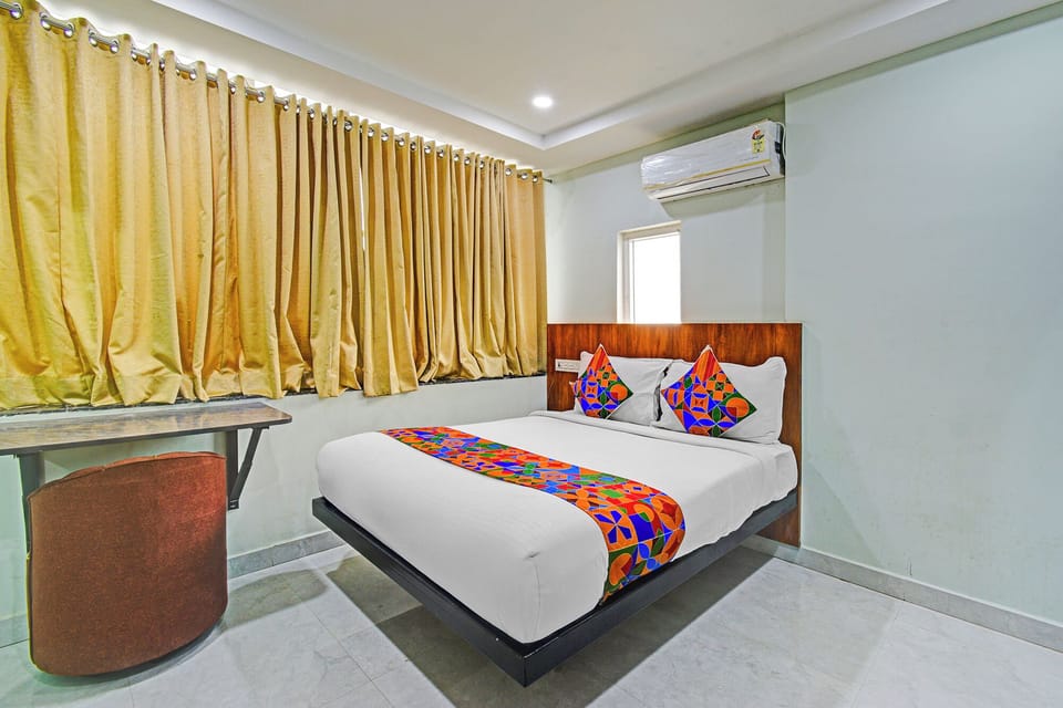 Egyptian cotton sheets, premium bedding, in-room safe, desk