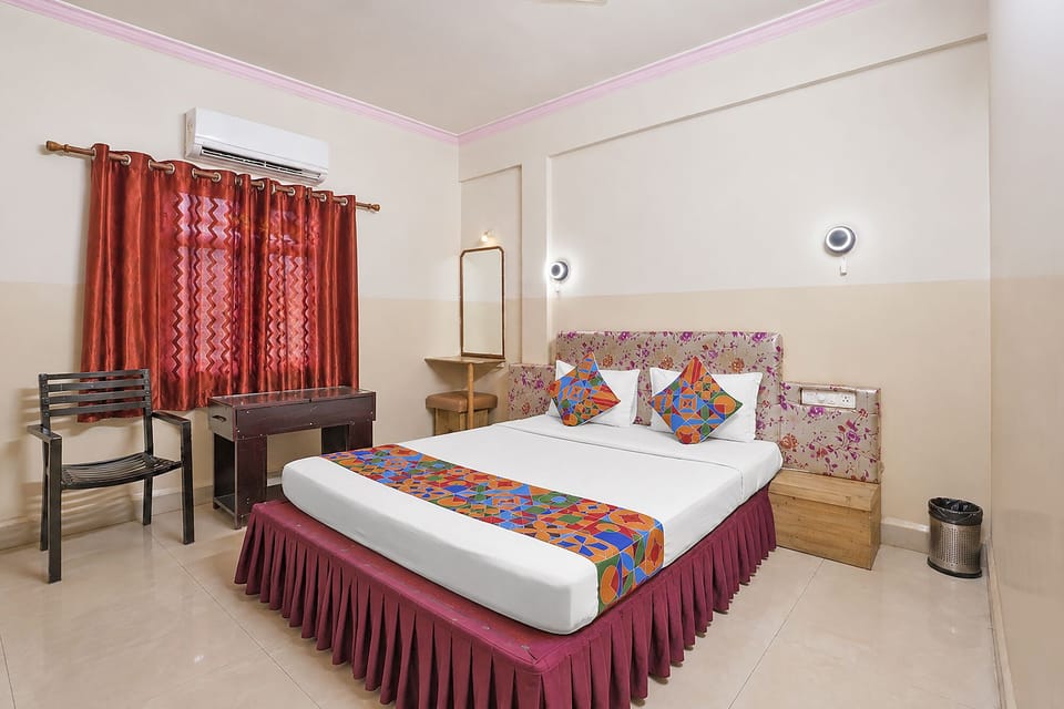 Egyptian cotton sheets, premium bedding, in-room safe, desk