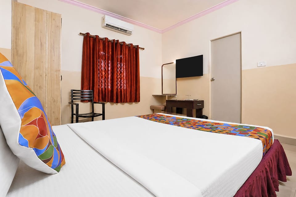 Egyptian cotton sheets, premium bedding, in-room safe, desk