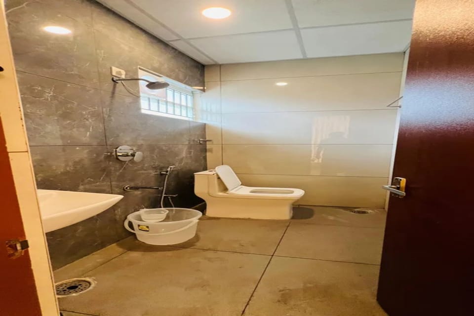 Shower, rainfall showerhead, free toiletries, towels