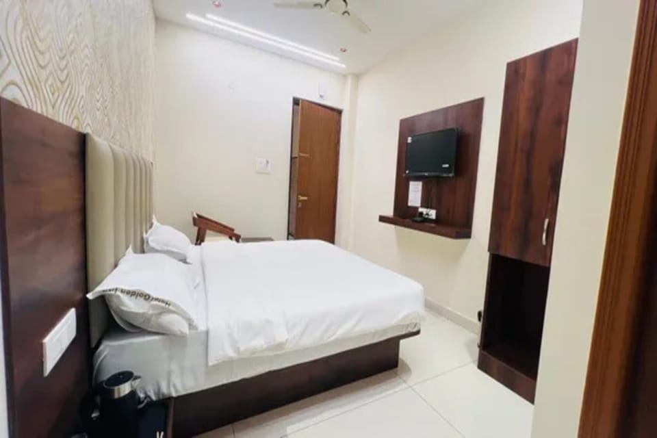 Deluxe Room | Egyptian cotton sheets, premium bedding, in-room safe, desk