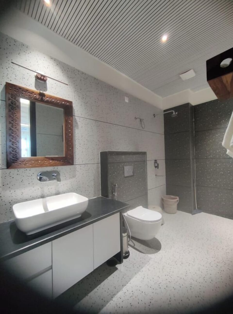 Deluxe Room | Bathroom | Shower, towels, soap, shampoo