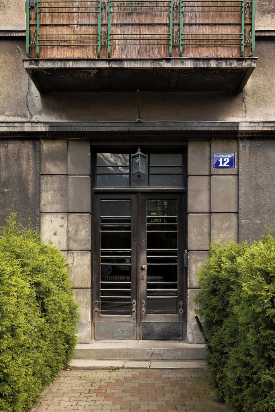 W pobliżu znajdują się bulwary wiślane, doskonałe na spacery i rekreację, a szybki dojazd pozwala w krótkim czasie dotrzeć do Starego Miasta, Kazimierza czy na Wawel. 