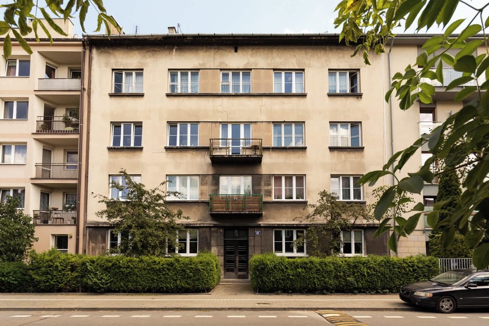 W pobliżu znajdują się bulwary wiślane, doskonałe na spacery i rekreację, a szybki dojazd pozwala w krótkim czasie dotrzeć do Starego Miasta, Kazimierza czy na Wawel. 