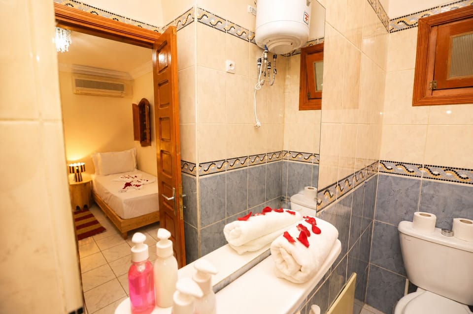 Comfort Double or Twin Room | Bathroom | Towels, shampoo, toilet paper