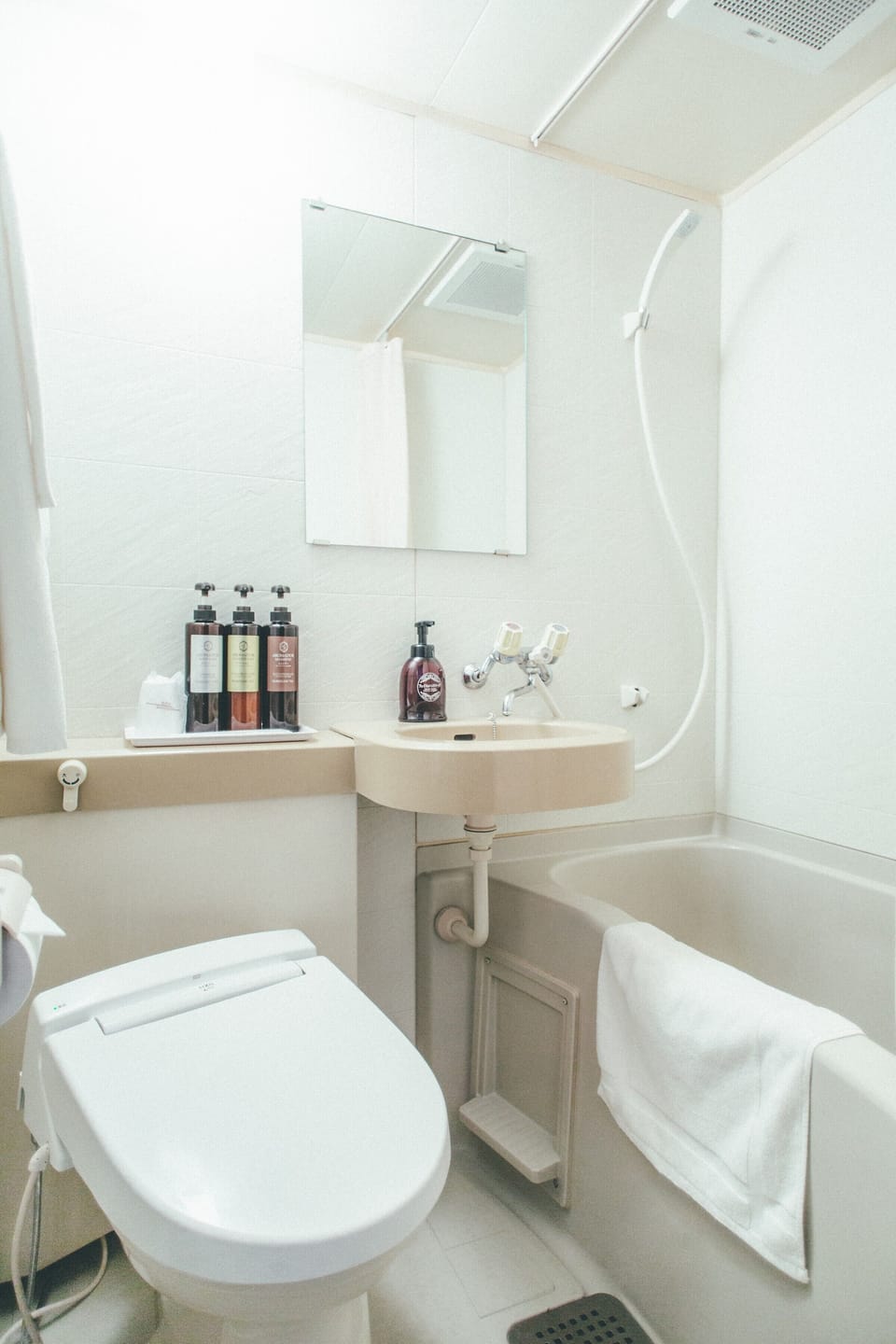 Combined shower/tub, free toiletries, hair dryer, slippers