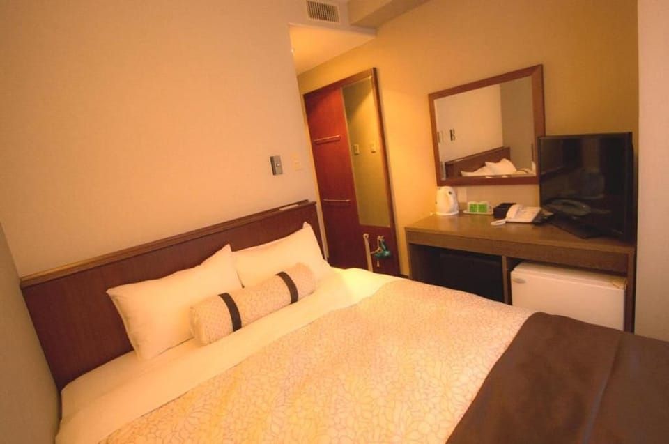 Down comforters, desk, free WiFi, bed sheets
