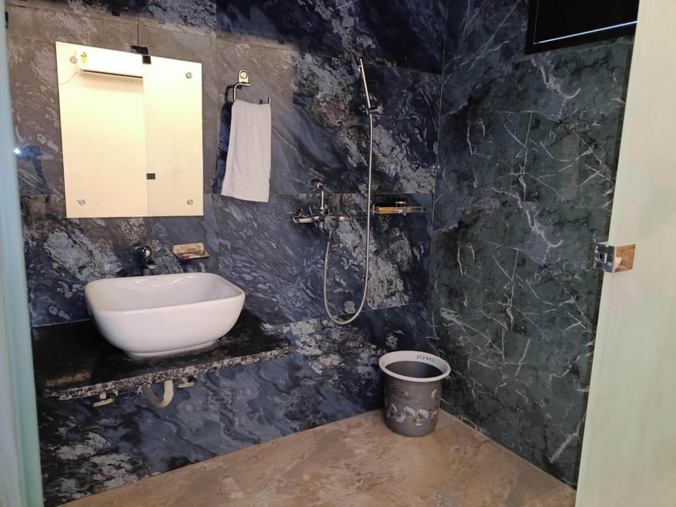 Signature Double Room, City View | Bathroom | Shower, free toiletries, towels