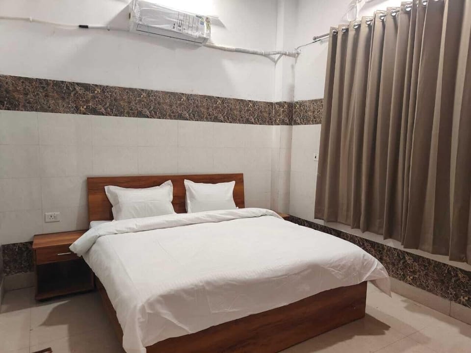 Luxury Double or Twin Room | Desk, laptop workspace, WiFi (free)