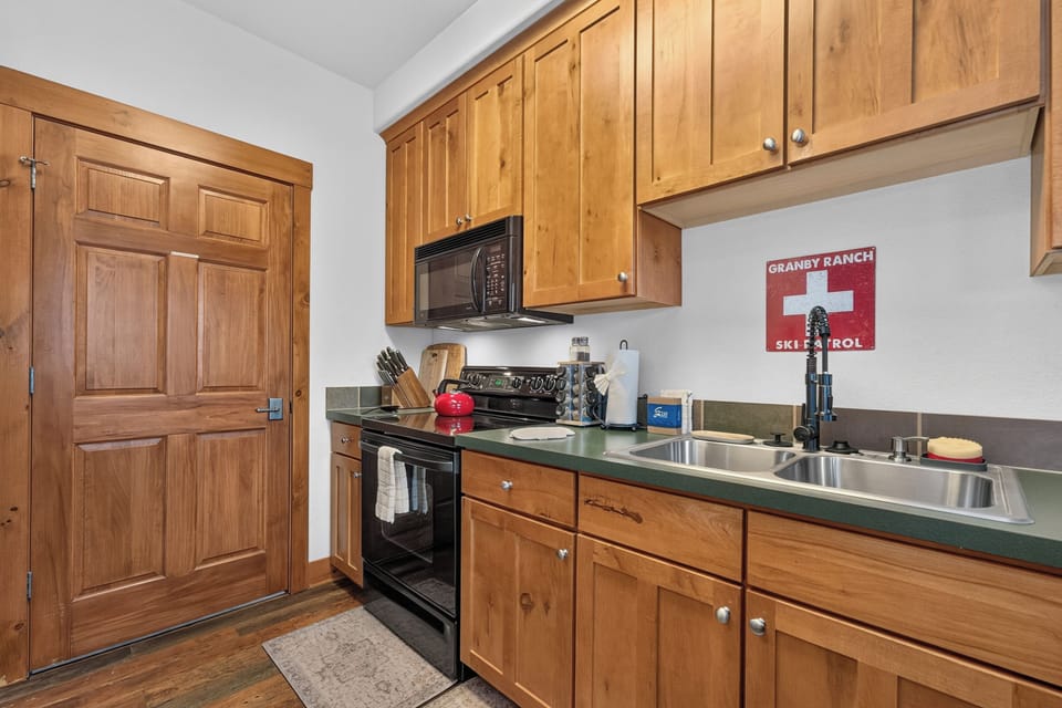Your well-equipped kitchen makes meal prep a breeze with a full-size stove, microwave, and plenty of counter space—perfect for whipping up hearty breakfasts before hitting the slopes.