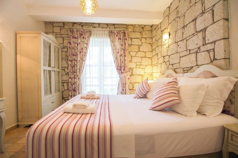 Triple Room | Minibar, in-room safe, desk, laptop workspace