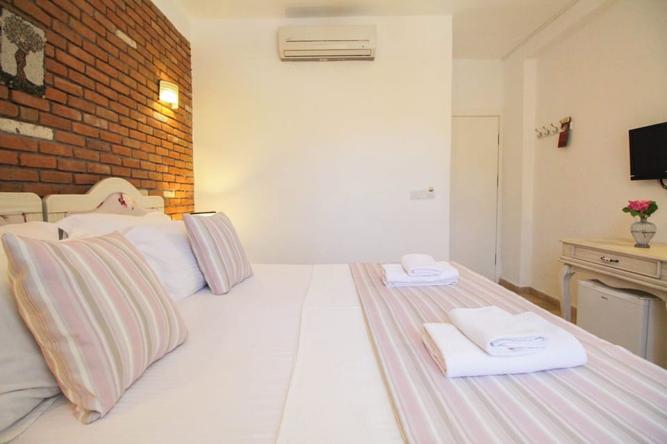 Double or Twin Room | Minibar, in-room safe, desk, laptop workspace