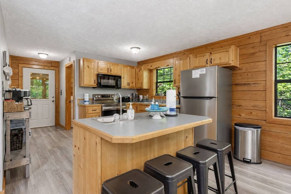 Fully equipped kitchen with island seating for the whole group 🍳