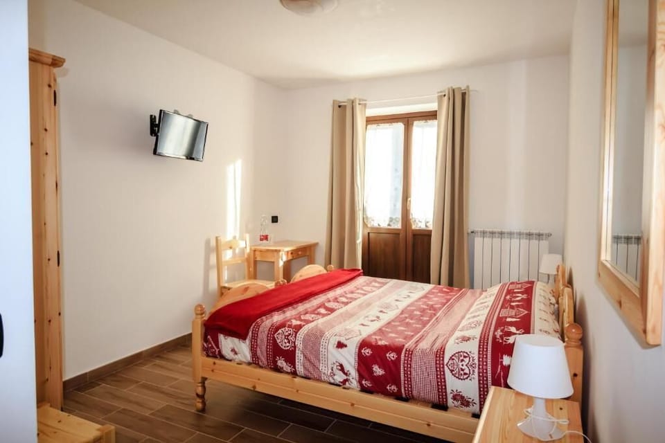 Standard Double Room, Mountain View | WiFi (free)