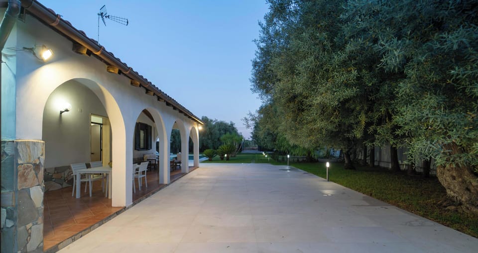 Comfort Villa, Garden View | Outdoor dining