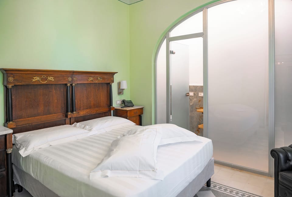 Exclusive Suite, Lake View | In-room safe, blackout drapes, WiFi (free)