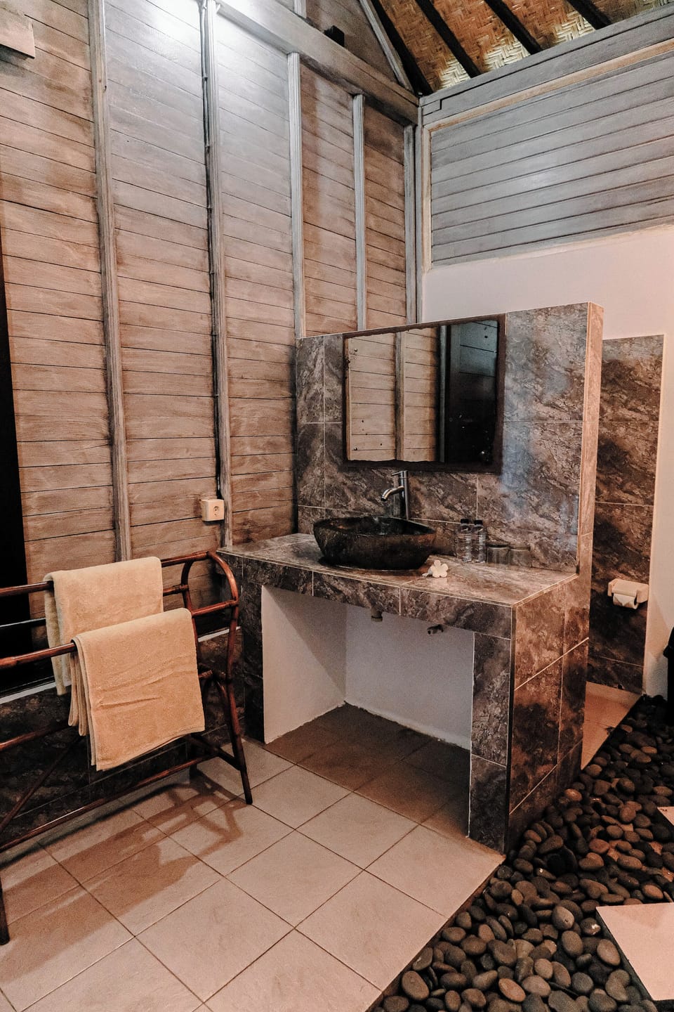Deluxe Double Room | Bathroom | Shower, free toiletries, towels