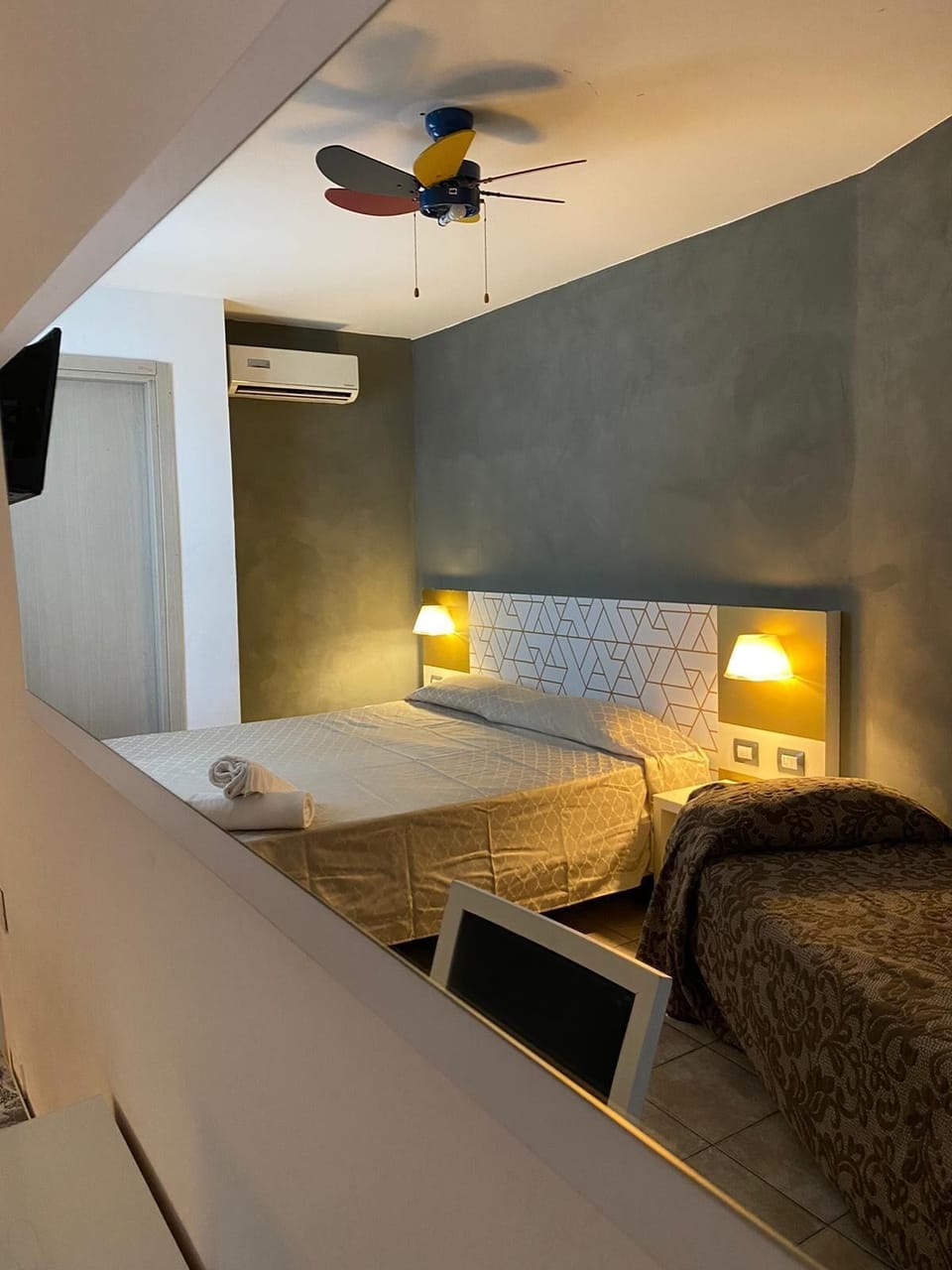 Deluxe Double or Twin Room | Desk, laptop workspace, iron/ironing board, WiFi (free)