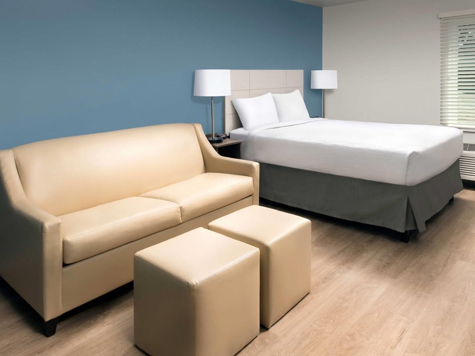 Suite, 1 King Bed, Non Smoking | WiFi (free)