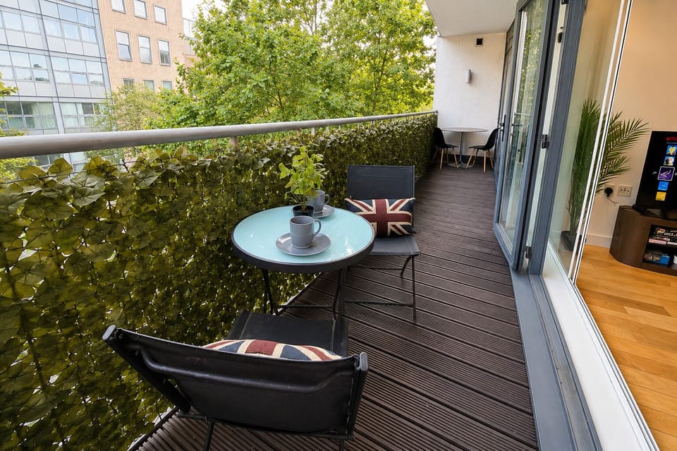 Private balcony - 2BR flat in Angel near King's Cross & St Pancras International