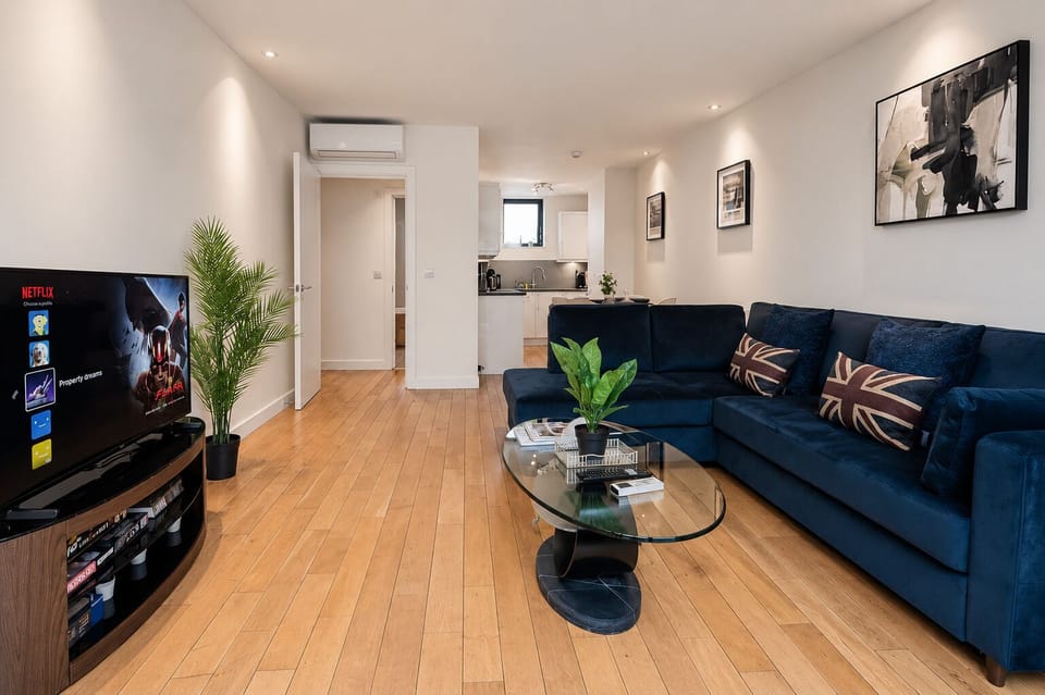 Living room w/ double sofa bed & smart tv - 2BR flat in Angel near King's Cross