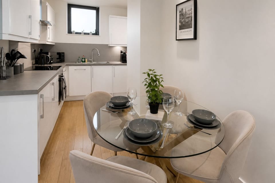 Dining area for meals or work  - 2BR flat in Angel near King's Cross & Islington